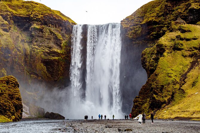 4-Day Iceland: Golden Circle, South Coast, Volcano Hike & Northern Lights - Day two: black sand, icebergs, and Diamond Beach