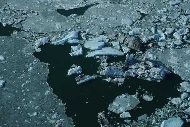 Airplane flight over glacier lagoons and Iceland's highest peak - Flying toward Hvannadalshnjúkur at 2,116 meters
