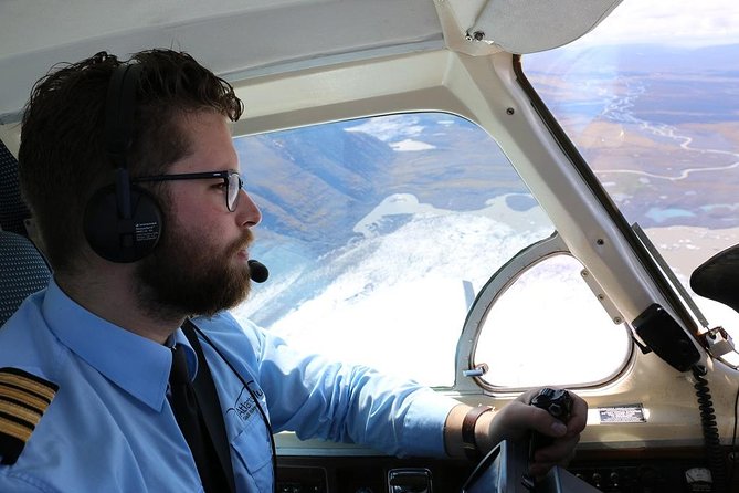 Airplane flight over glacier lagoons and Iceland's highest peak - What the 50-minute format means