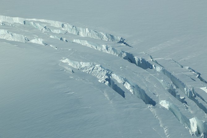 Airplane Flight over Vatnajökull Volcanic Eruption Sites - Why the five-person limit matters