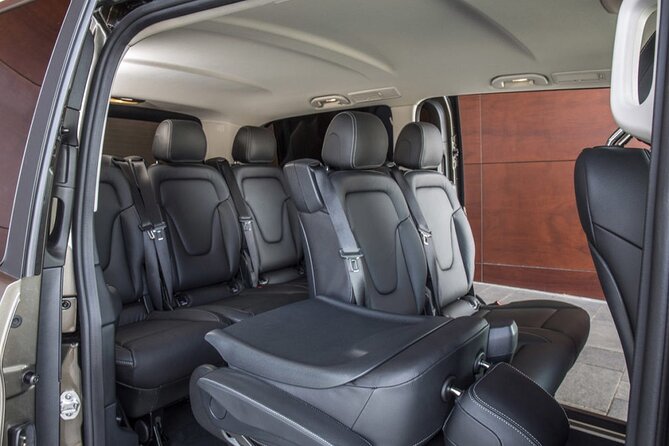 Departure by Luxury Van Reykjavik City to Reykjavik Airport KEF - Wind, rain, and late changes