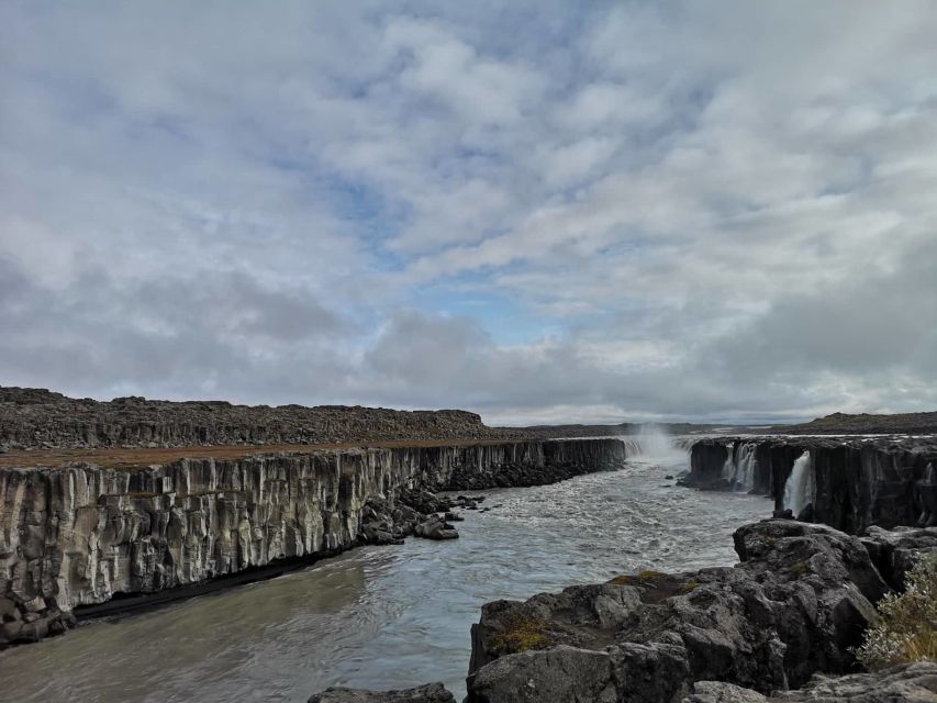 From Reykjavík: 4, 5, 6 or 7-Day Small-Group Ring Road Tour - Day 1: waterfalls, black sand, and geothermal bread