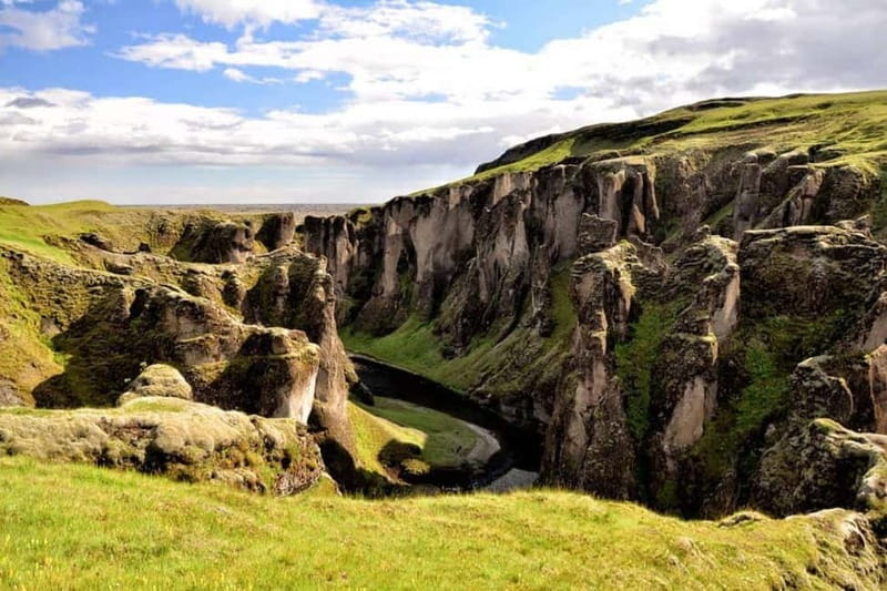 From Reykjavik: Glacier Lagoon and Fjaðrárgjúfur Canyon Tour - How the small-group setup affects the day