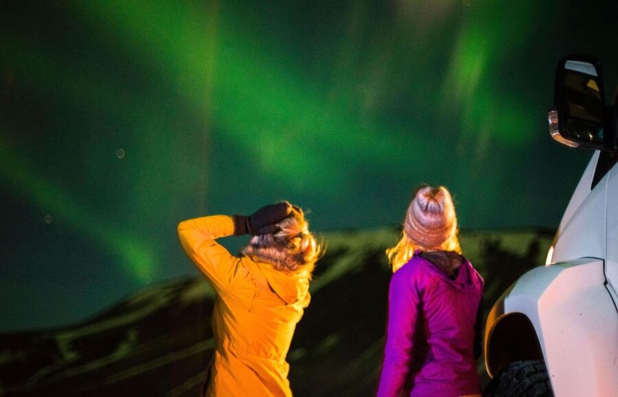 From Reykjavík: Northern Lights Super Jeep Tour - Guide quality makes or breaks the evening