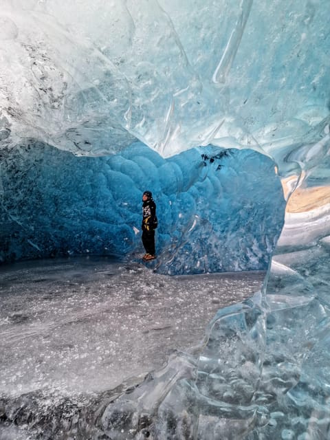 Jökulsárlón: Blue Ice Cave Tour and Glacier Walk - Getting ready with the guide