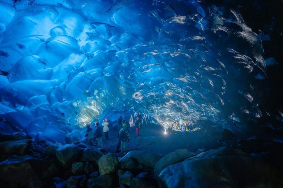 Jökulsárlón: Crystal Ice Cave Super Jeep Tour - Photography, space, and the crowd problem