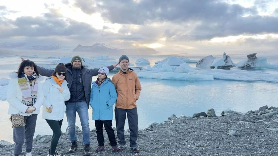 Jökulsárlón Floating Glacier & Diamond Beach Day Tour - A private guide makes the distance easier
