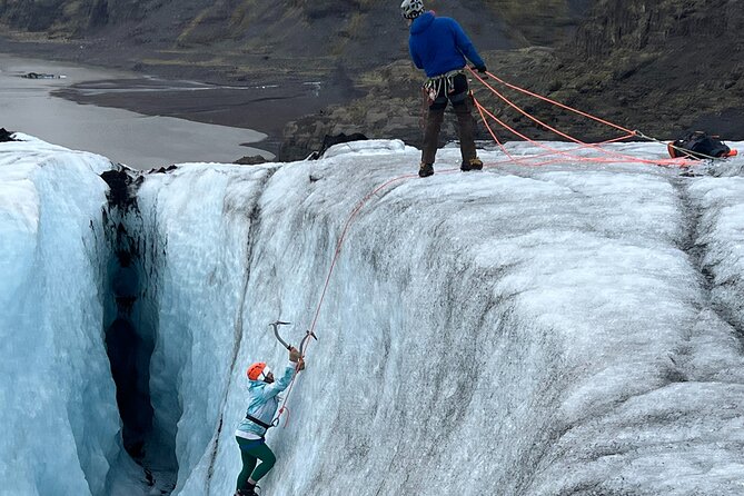 Micro group - Ice climbing at Sólheimajökull - The 15-minute walk from the parking area