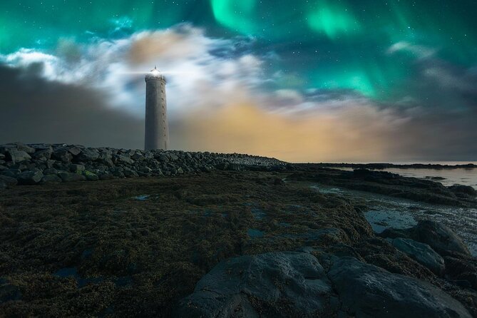 Northern Lights Small-Group Tour with Free Photos & Hot Chocolate - Why the small minibus matters