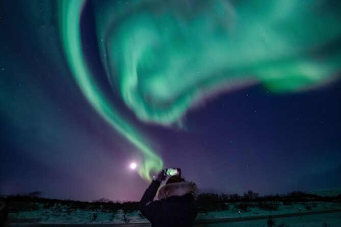 Northern Lights Small-Group Tour with Hot Chocolate & Photos - The guides make the long night easier