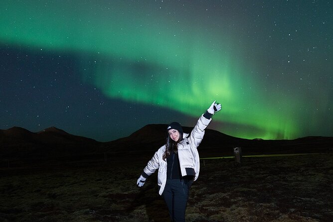 Northern Lights Small Group Tour with Photos - Warm drinks and cinnamon buns in the cold
