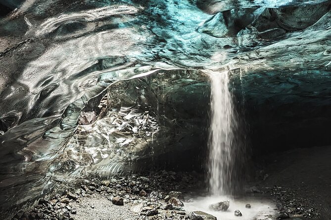 Premium Ice Cave Tour Vatnajokull Iceland - Managing photographs and quiet moments