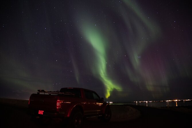 Private tour / Aurora Hunt - Northern Lights Super Jeep Tour - Private service compared with a large bus tour