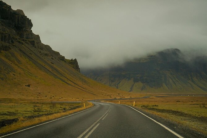 Private Transfer Keflavik Airport To Reykjavik Pick or Drop - Choosing between a sedan and a van