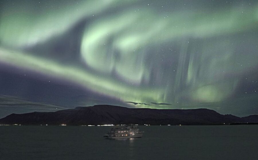 Reykjavik: 2-Hour Northern Lights by Boat with Backup Plan - When the clouds win: Whales of Iceland