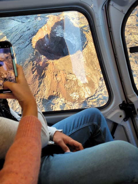 Reykjavik: 45-Minute Volcano Sightseeing Helicopter Tour - What the pilot adds to the flight