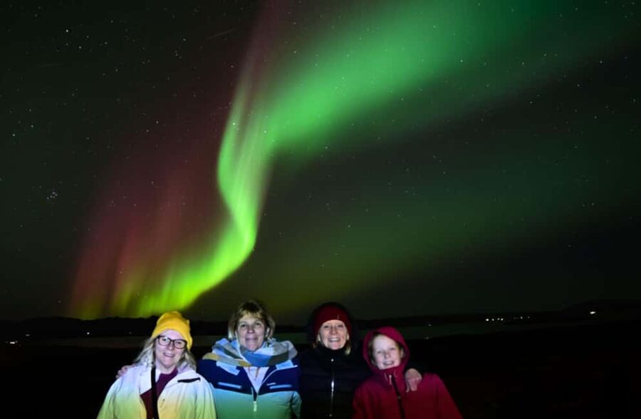 Reykjavík: 4x4 Minibus Northern Lights with Photo and Cocoa - Small groups and the feel of the evening