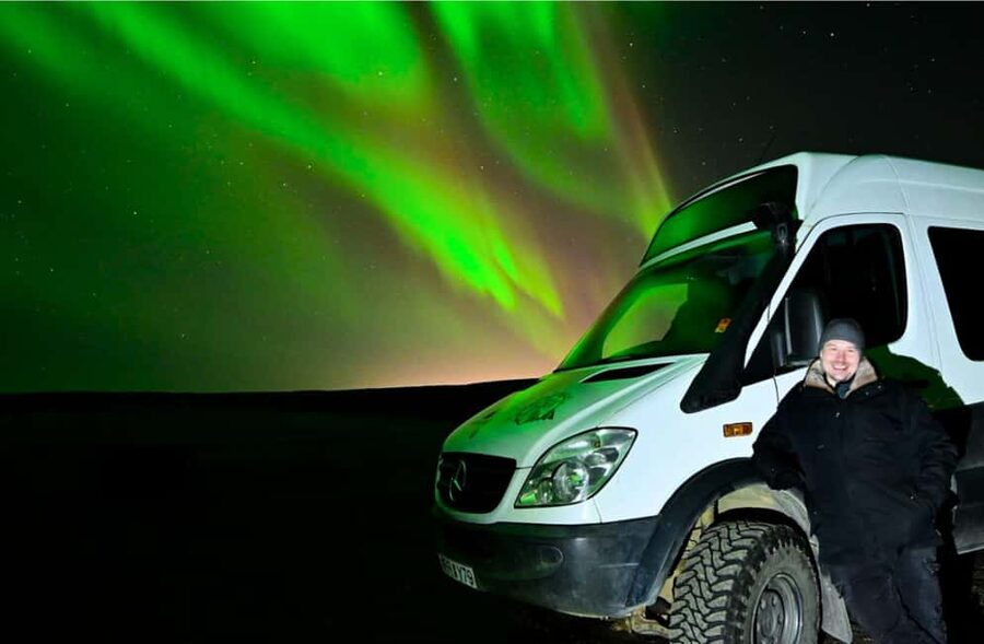 Reykjavík: 4x4 Minibus Northern Lights with Photo and Cocoa - Is $136 a fair price?