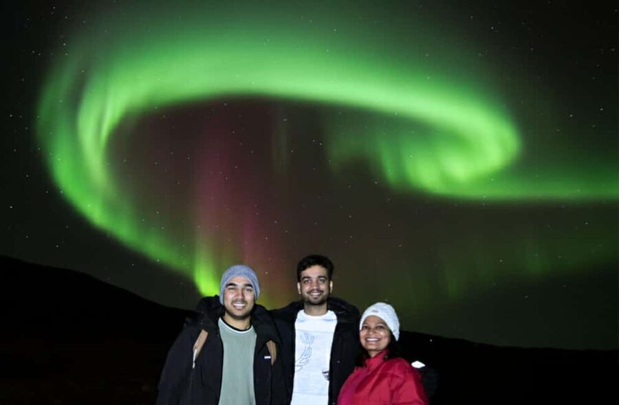 Reykjavík: 4x4 Minibus Northern Lights with Photo and Cocoa - Searching the Capital Region for clear skies
