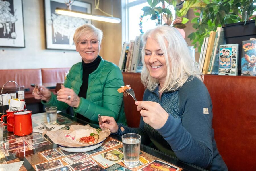 Reykjavik: Christmas Food Tour with Tastings and Drinks - How good is the guide-led storytelling?