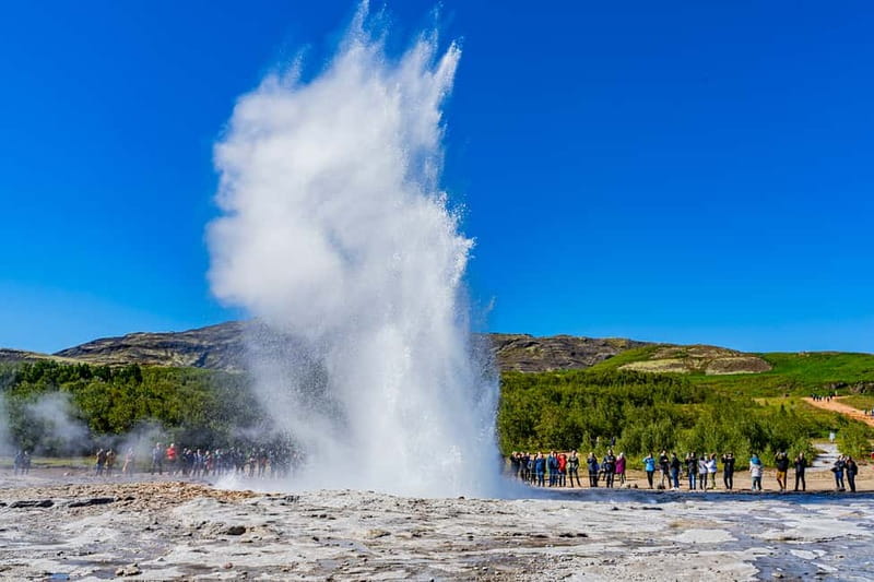 Reykjavik: Golden Circle Super Jeep and Snowmobile Tour - How much does the $401 price buy you?