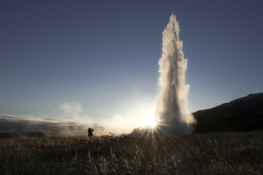 Reykjavik: Golden Circle, Tomato Farm and Kerið Crater Tour - Geysir and the five-minute eruption cycle