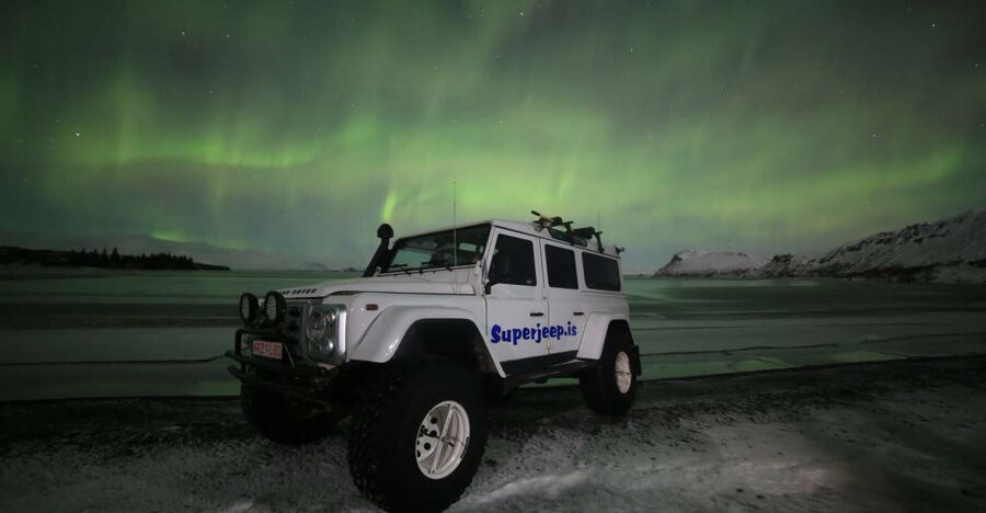 Reykjavik: Northern Lights Experience by Superjeep - Waiting for Green, White, Red, and Pink Light