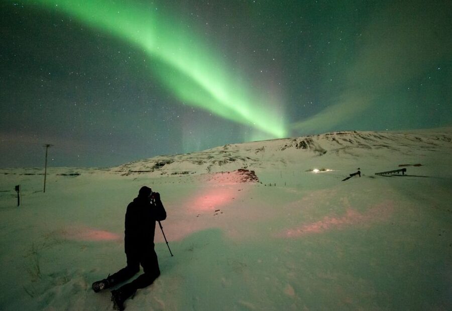Reykjavik: Northern Lights Group Tour with Photos - Why the guide matters so much
