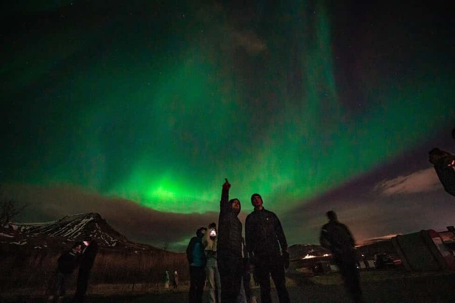 Reykjavik: Northern Lights Group Tour with Photos - What the four-hour evening looks like