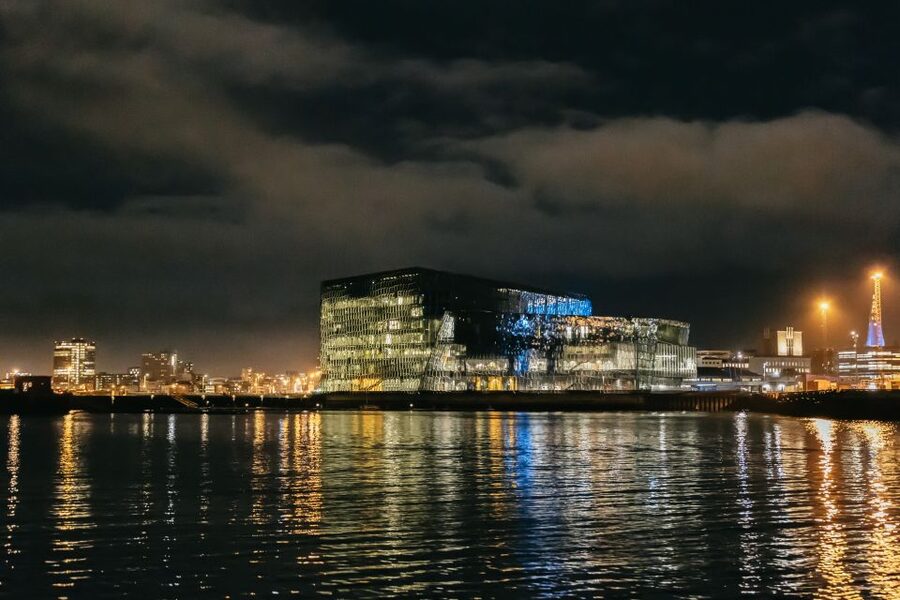 Reykjavik: Northern Lights Yacht Tour - The bar gives you a useful refuge
