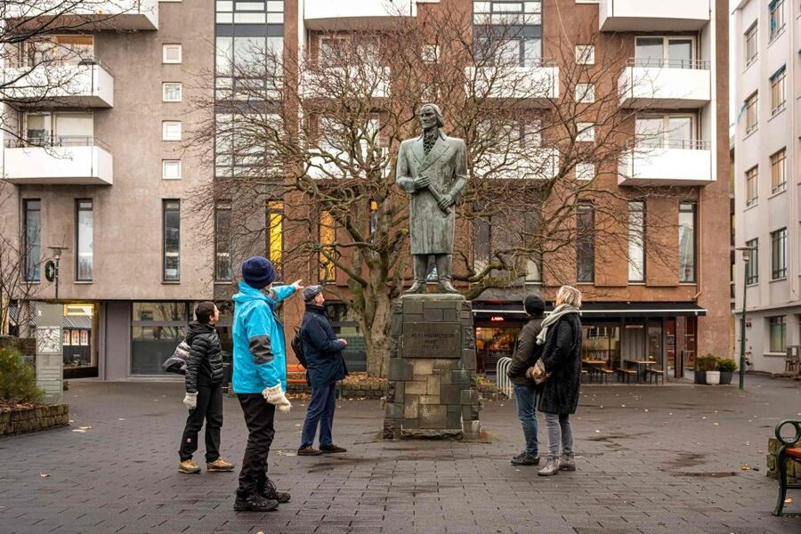 Reykjavik: Sightseeing Walking Tour with a Viking - Meeting your Viking at Ingólfur Square