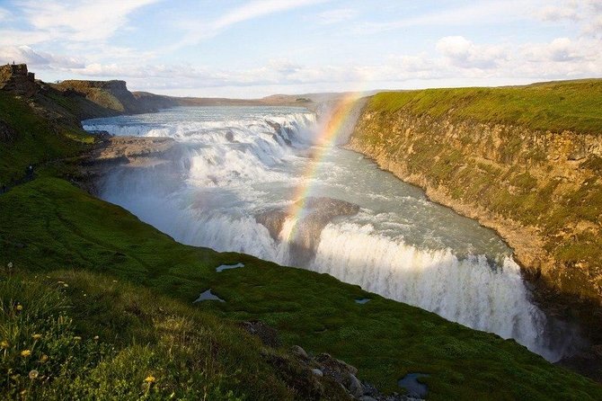 Reykjavik: The Lava Tunnel and Golden Circle Small-Group Tour - Strokkur and the geothermal ground at Geysir