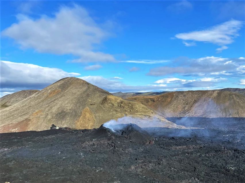Reykjavík: Volcano Eruption Site and Reykjanes Hiking Tour - Kleifarvatn starts the day with black sand and quiet water