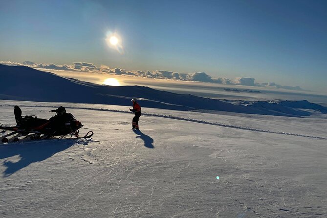 Snowmobiling on Eyjafjallajökull - The 35-minute Super Jeep climb