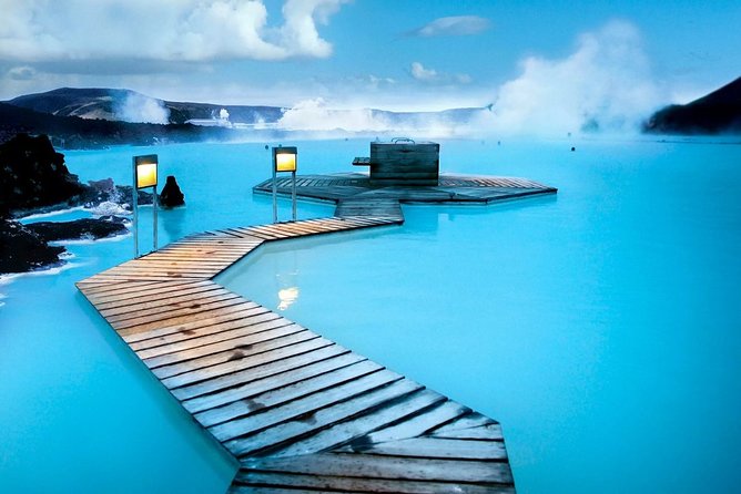 Unique bathing in an Icelandic hot springs at the Blue Lagoon - The lava setting and the Blue Lagoon atmosphere