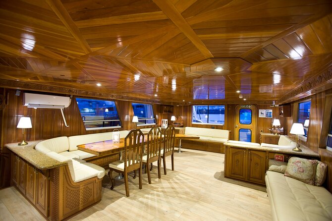 Whale Watching Cruise on a Yacht in Reykjavik - How long do you get with the whales?